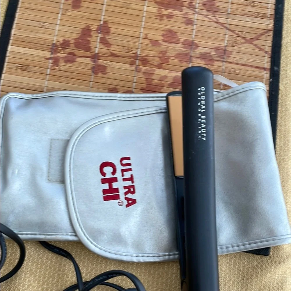 CHI Hair Straightener - Picture 2 of 9